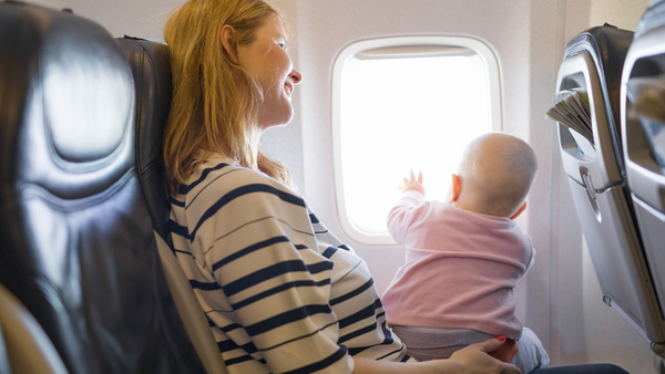 Fliegen mit Baby – So bereiten Sie sich auf eine angenehme Reise vor