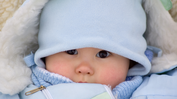 Wie man ein Baby im Winter richtig anzieht – Ein praktischer Leitfaden für Eltern