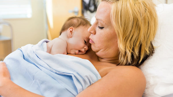 Känguru-Pflege für Ihr Baby – eine einzigartige Methode, um von den ersten Augenblicken an eine Bindung zu Ihrem Baby aufzubauen