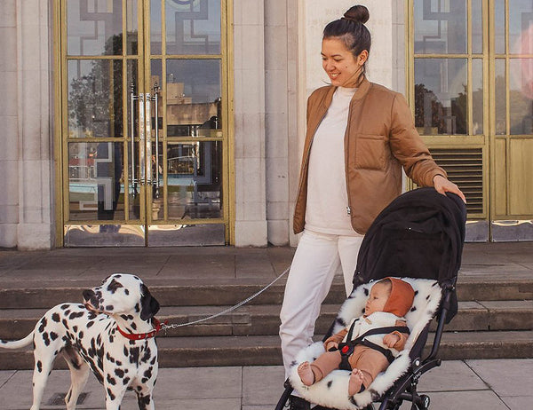 Frühlingsspaziergang mit Baby – wie kleidet man ein Kind richtig an?