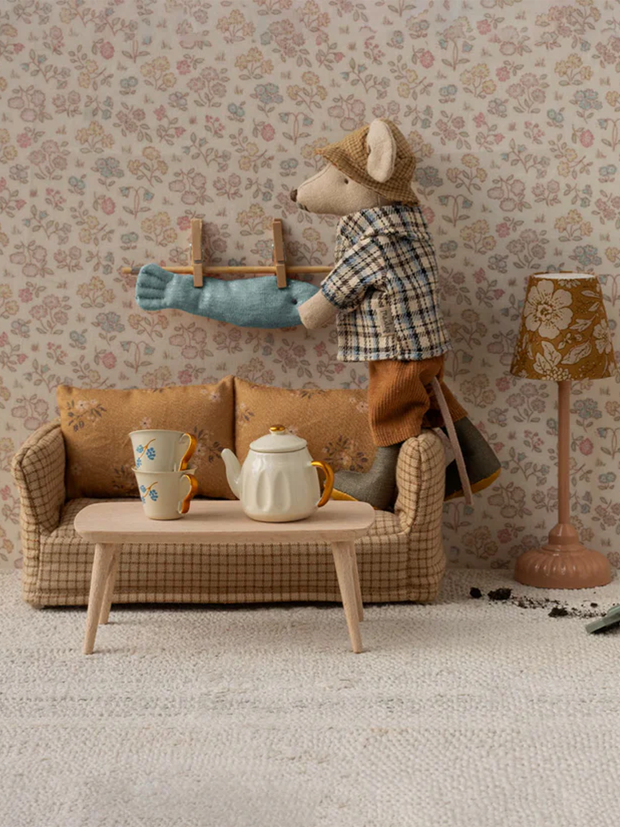 Coffee table for the mouse house