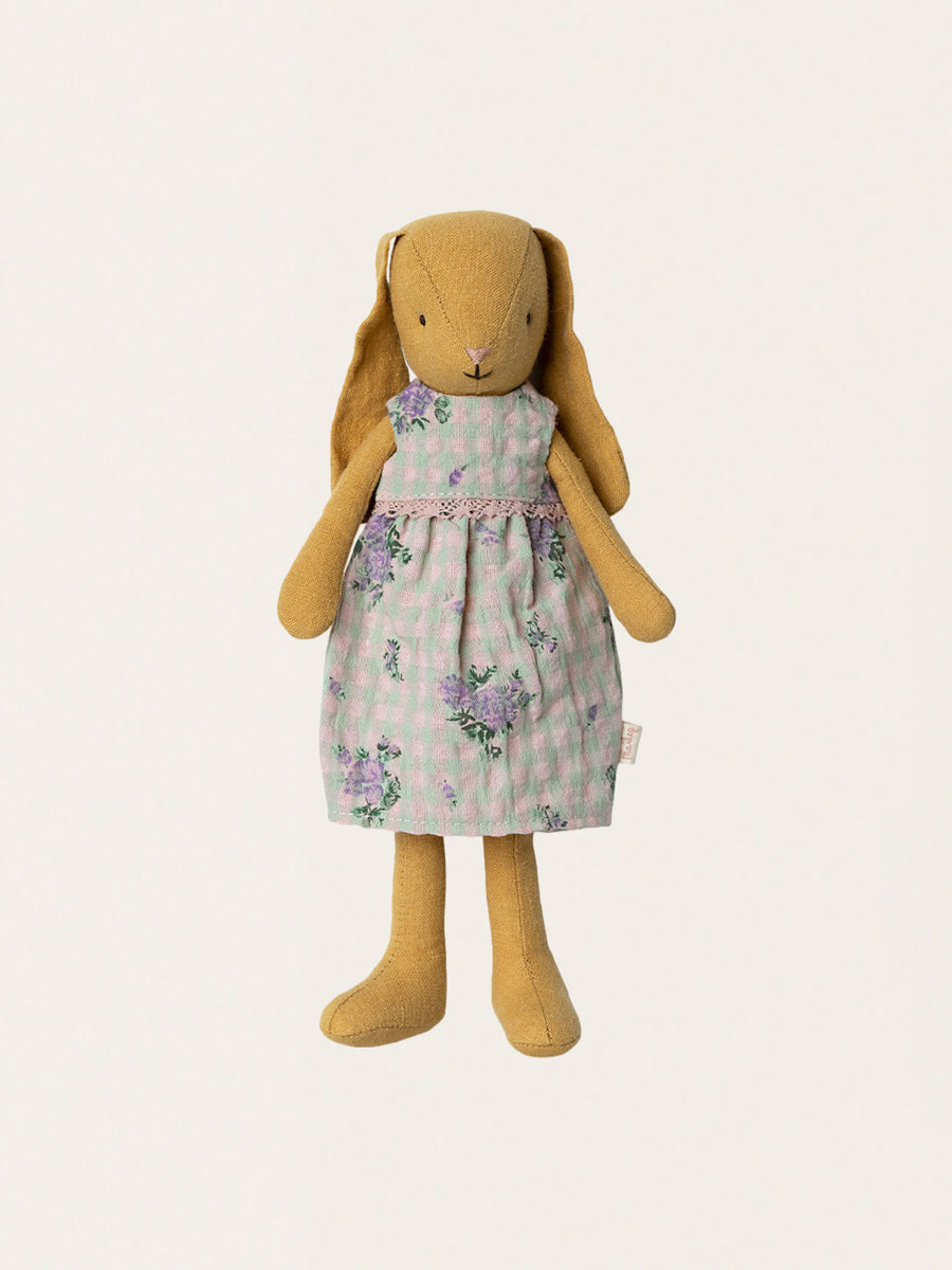 Ein weiches, kuscheliges Kaninchen in einem geblümten Kleid