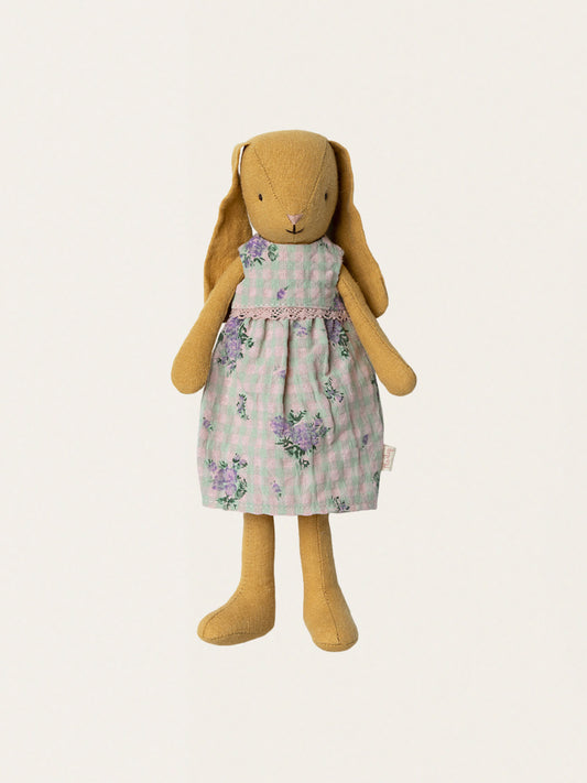 Ein weiches, kuscheliges Kaninchen in einem geblümten Kleid