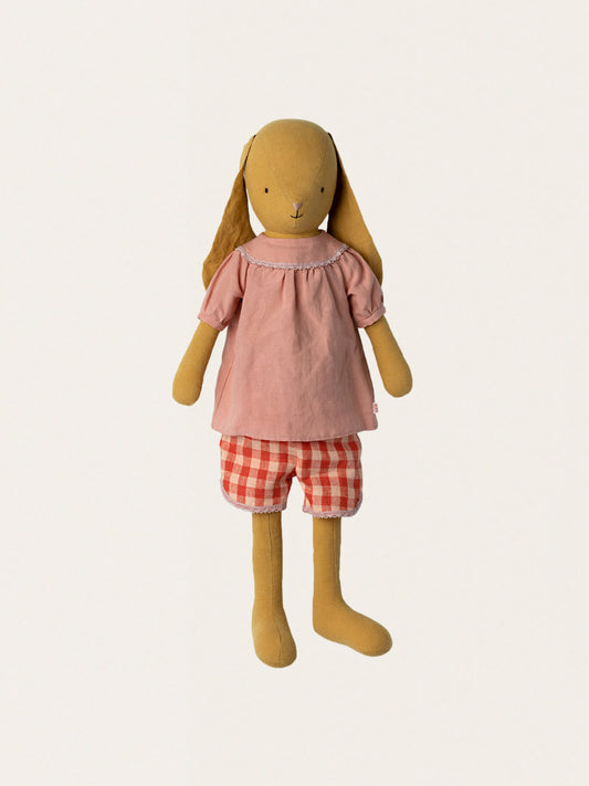 Ein weiches, kuscheliges Kaninchen in karierten Shorts