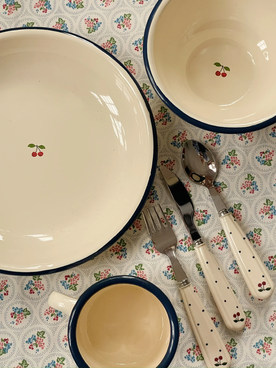 Besteckset mit marineblauen Punkten