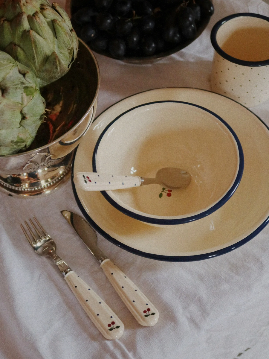 Besteckset mit marineblauen Punkten