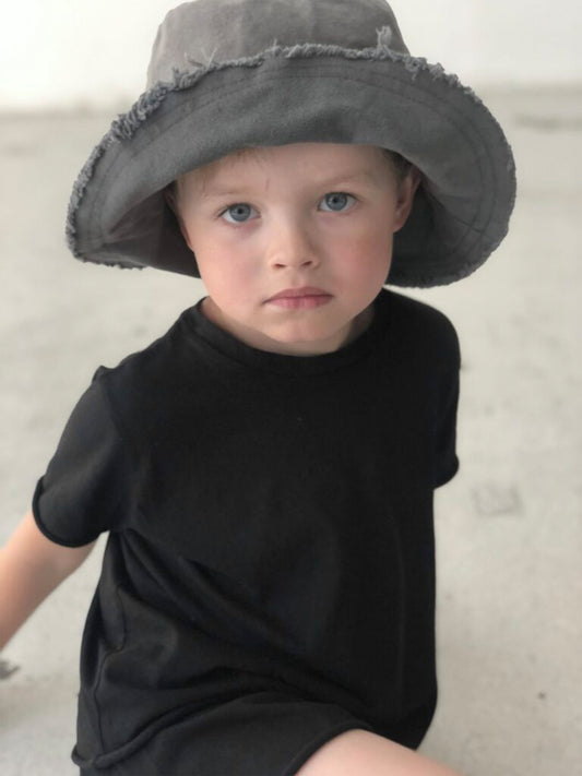 Cotton hat with a wide brim