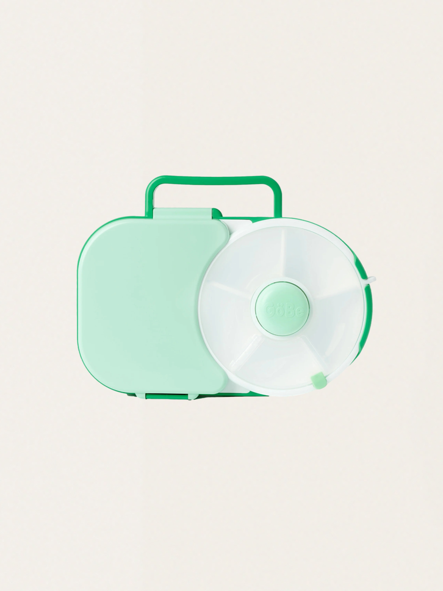 Lunchbox with a rotating 2-in-1 snack container