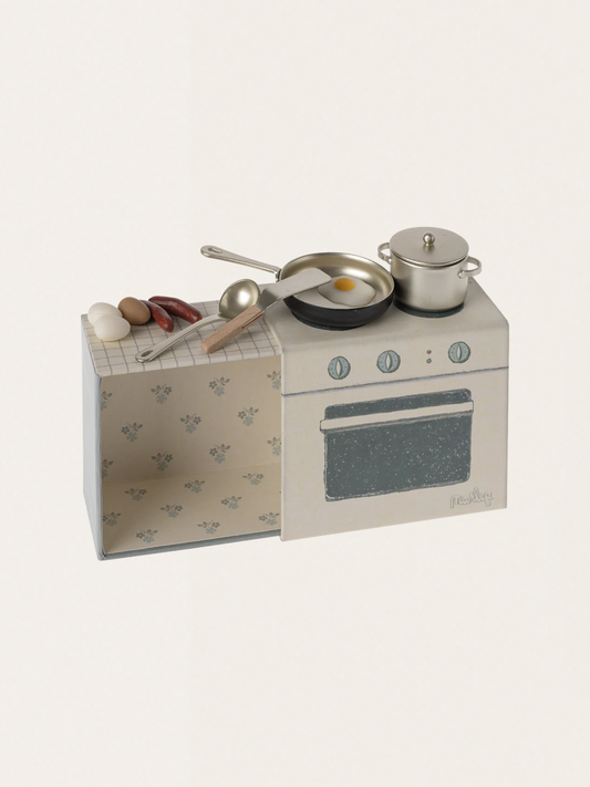 Cooking set for mice and bunnies