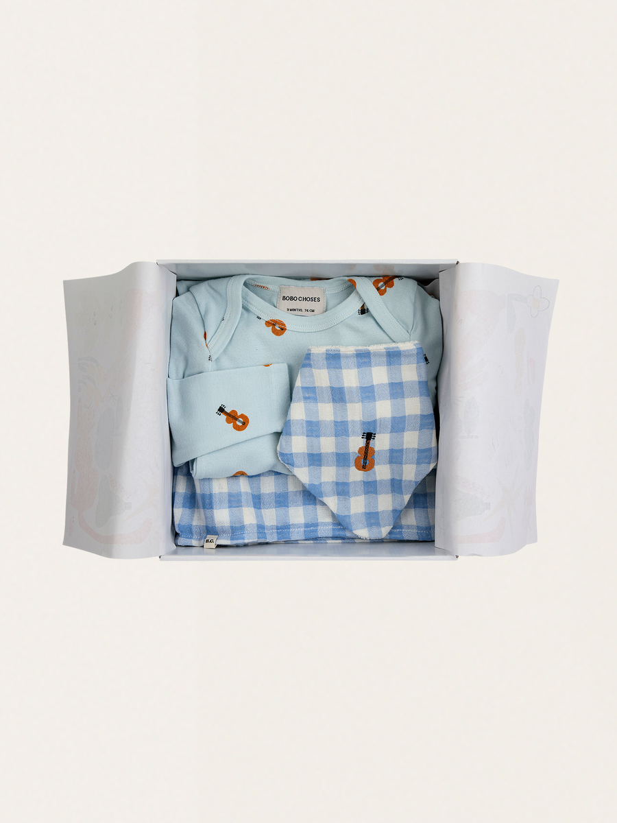Baby-Set – Strampler mit Akustikgitarrenmotiv + Vichy-Accessoires