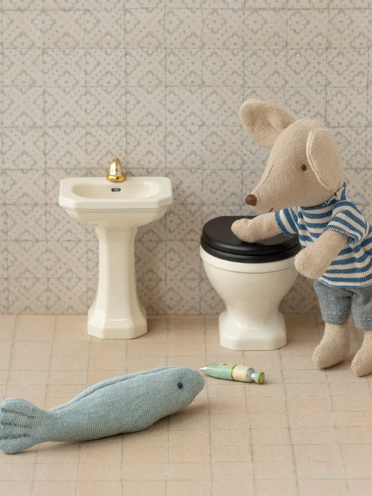 Waschbecken im Badezimmer für das Mäusehaus