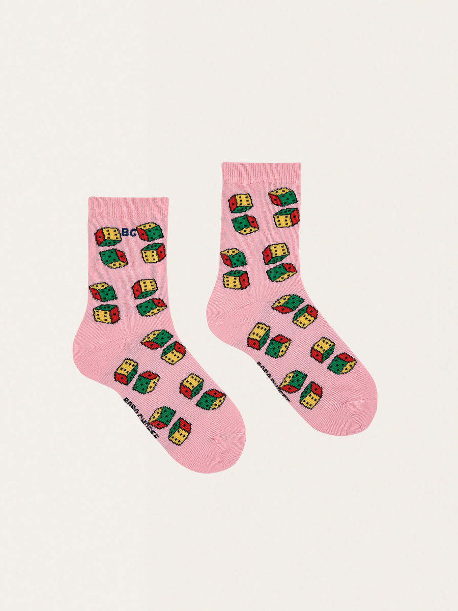Kinderwürfel überall auf kurzen Socken