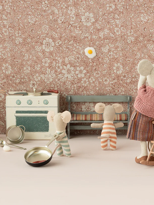 Cooking set for mice and bunnies