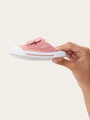 Canvas V-Sneaker mit Klettverschluss.