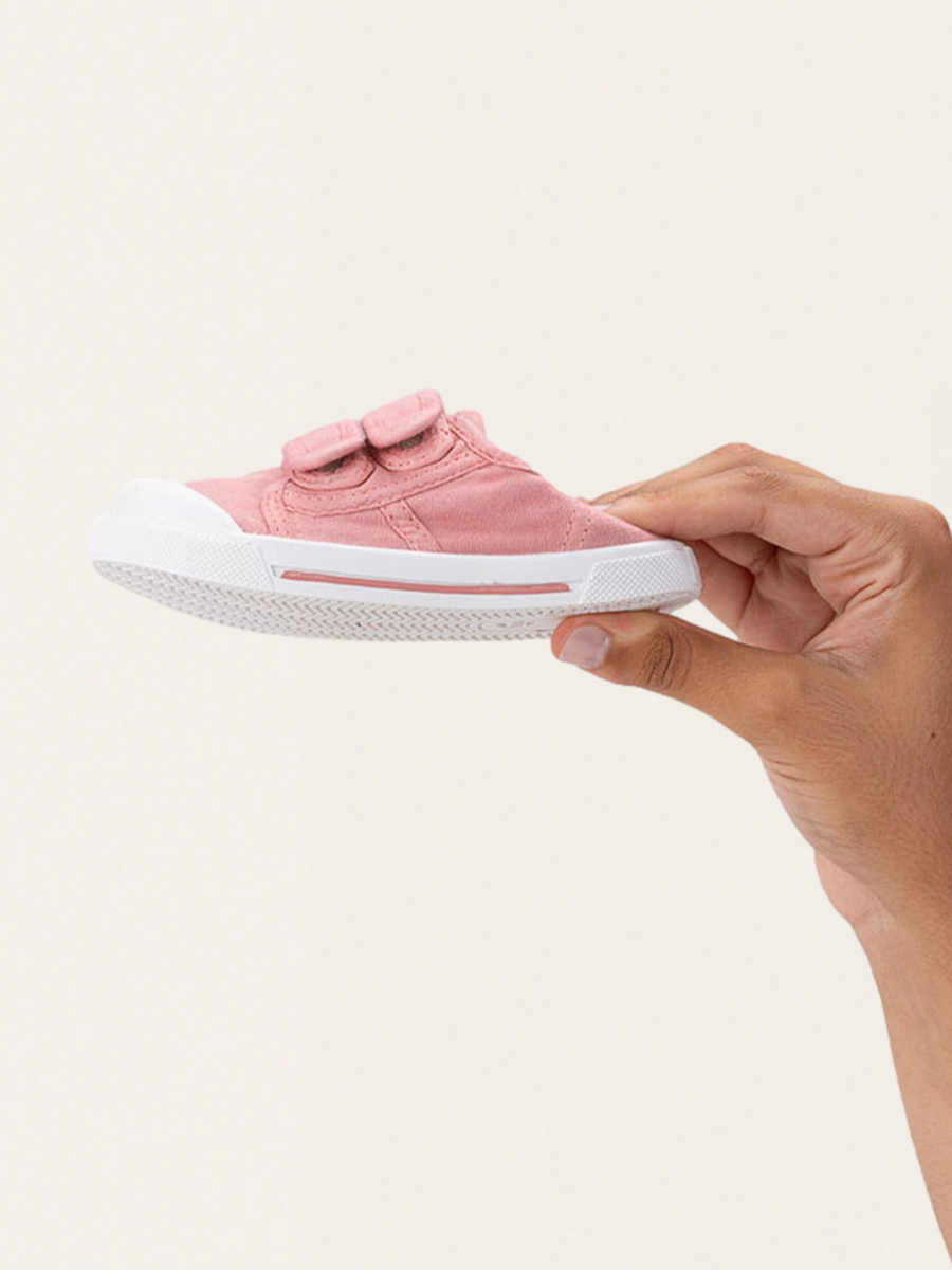 Canvas V-Sneaker mit Klettverschluss.