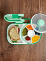 Lunchbox with a rotating 2-in-1 snack container