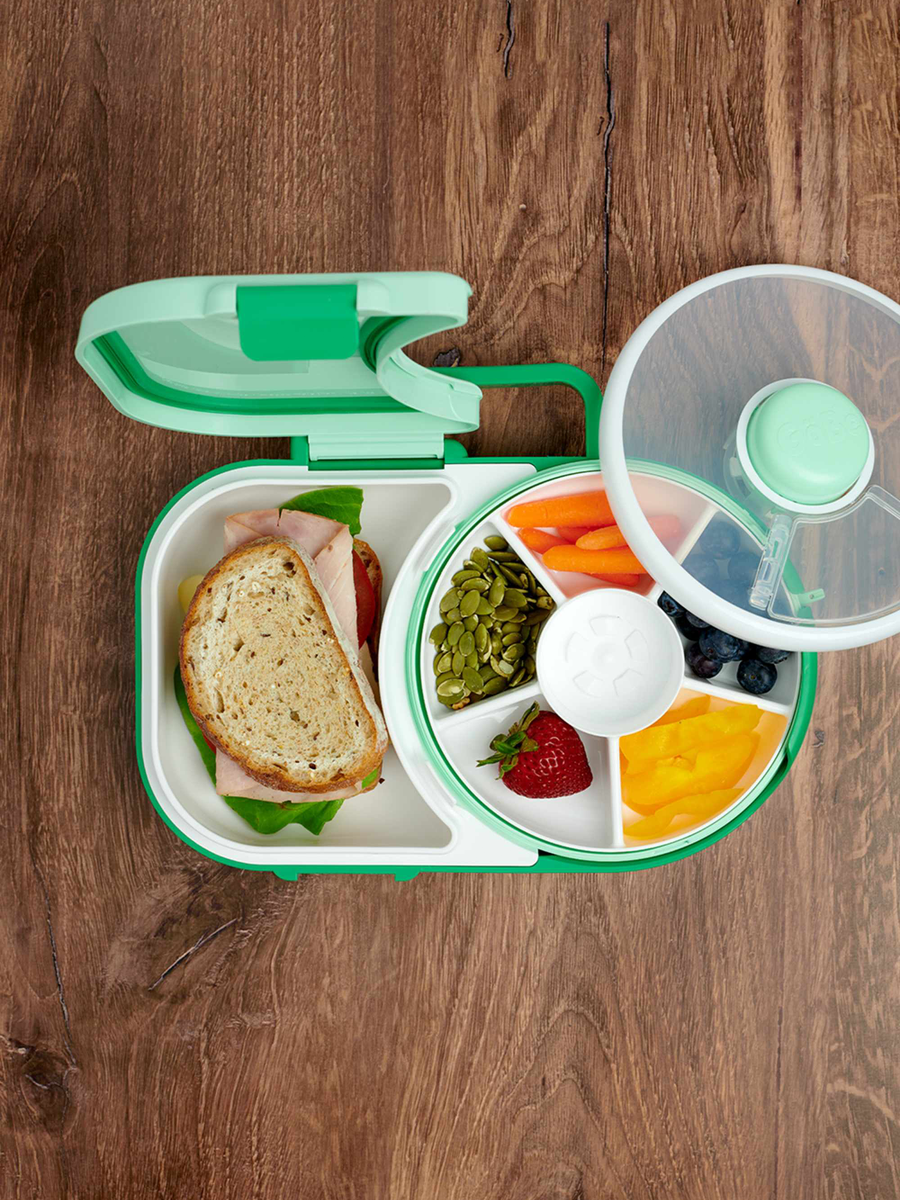 Lunchbox with a rotating 2-in-1 snack container