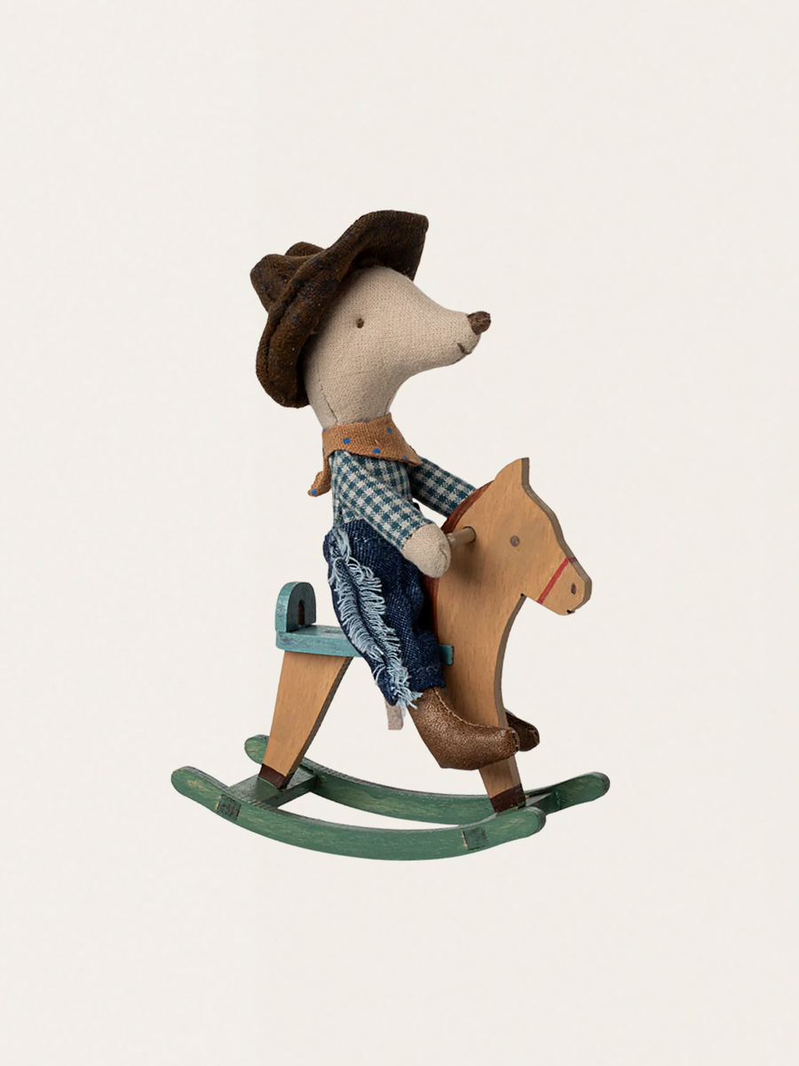 Kleiner Bruder Maus, der Cowboy auf einem Schaukelpferd