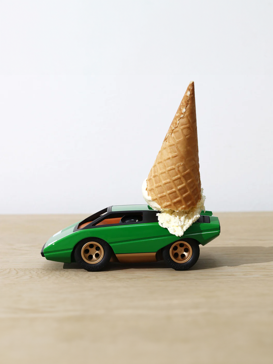 Vintage-UFO-Auto im Lamborghini-Stil