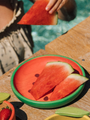 Holzteller mit Wassermelonenlöffel