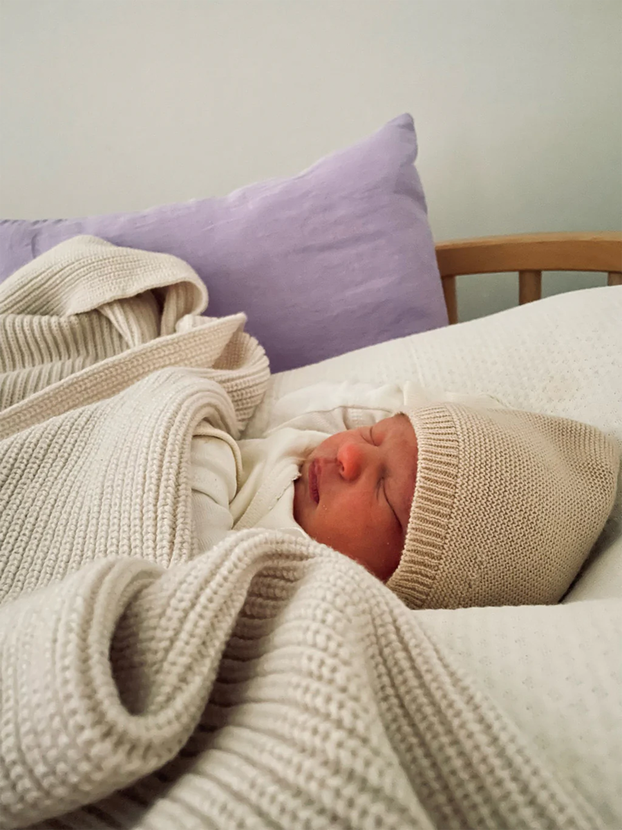 Newborn bonnet made of Italian merino wool Oat