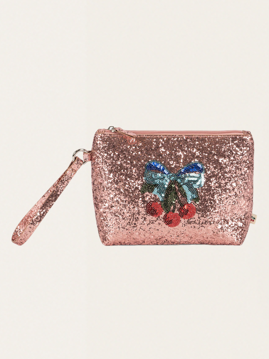 Ein Set Haaraccessoires in einer Kosmetiktasche
