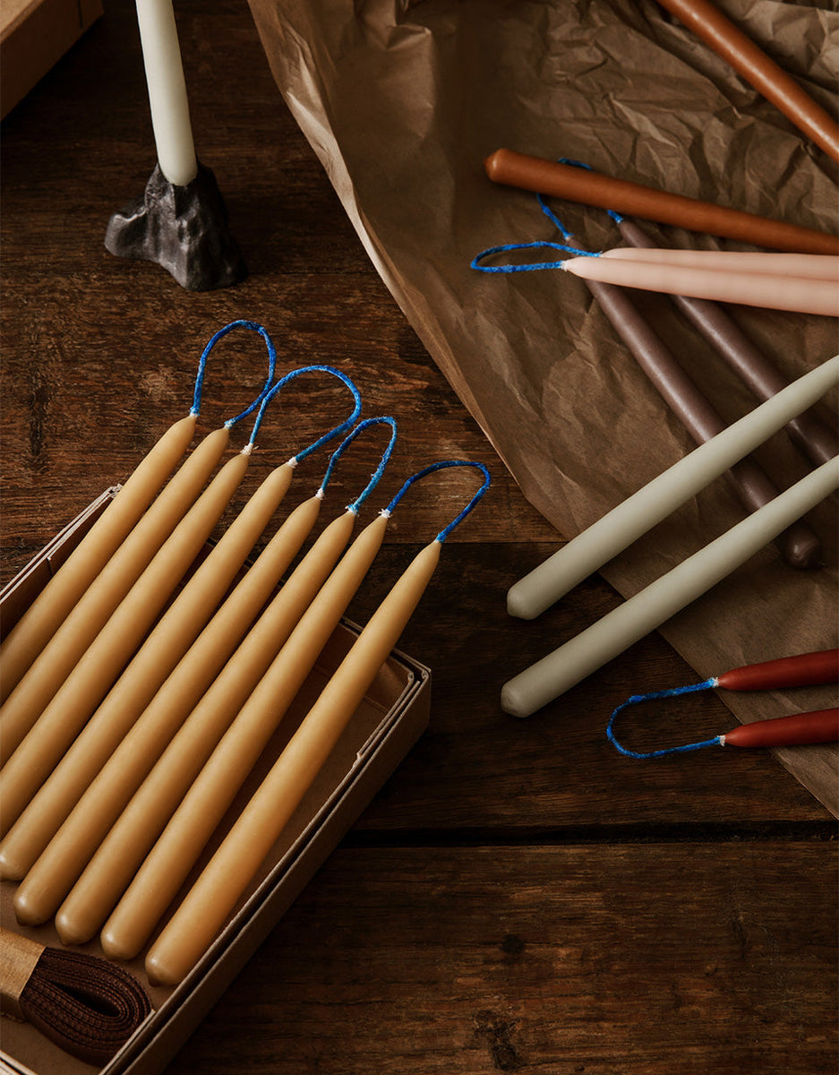 Set of 8 candles with colored wicks
