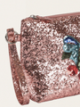 Ein Set Haaraccessoires in einer Kosmetiktasche
