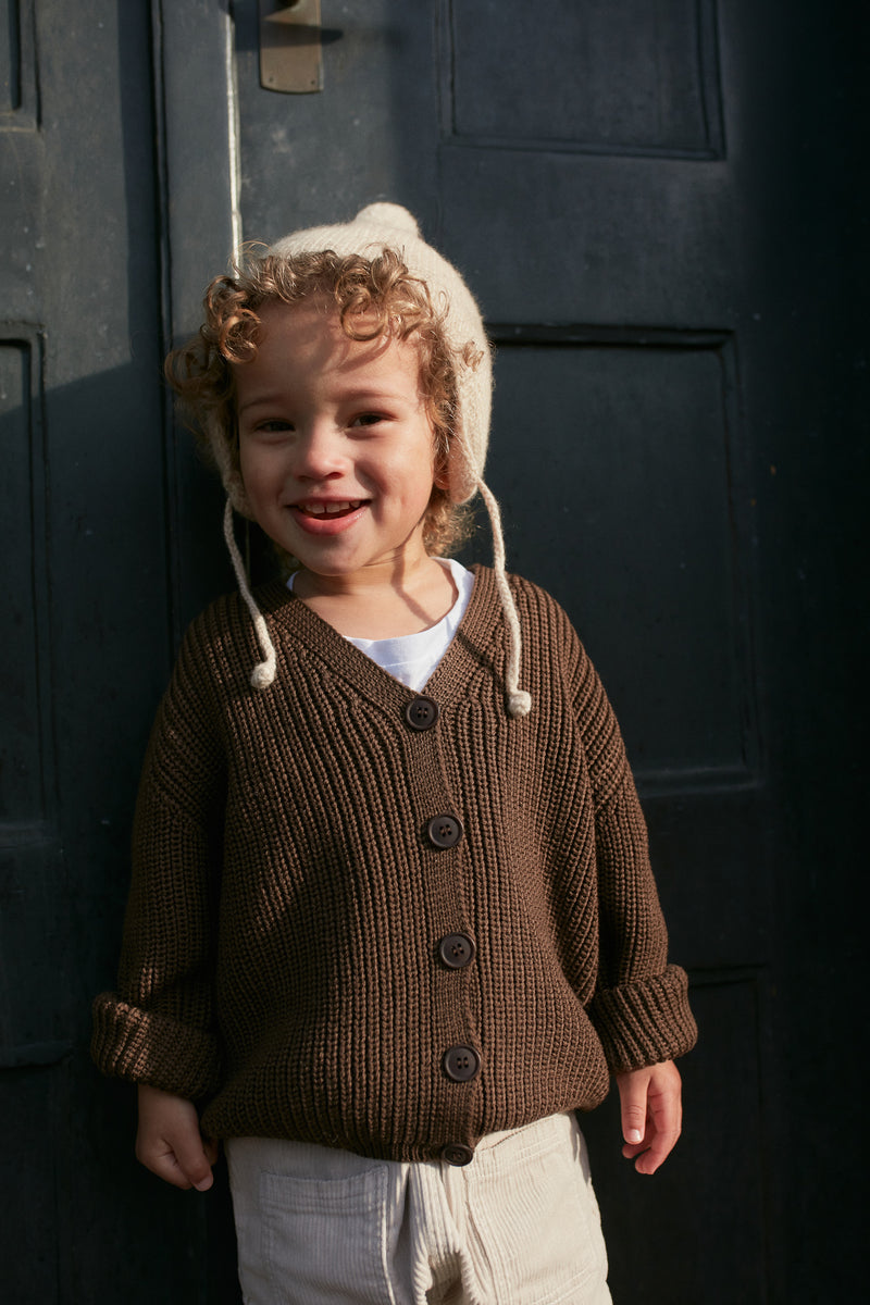 Grobstrickjacke für Kinder im Alltag