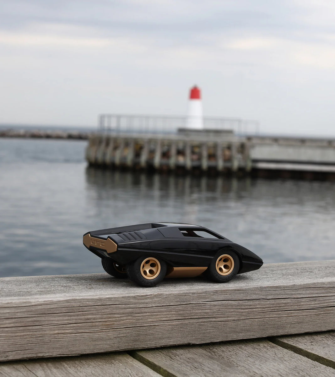 Vintage-UFO-Auto im Lamborghini-Stil