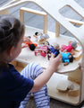 Modernes Puppenhaus mit Möbeln