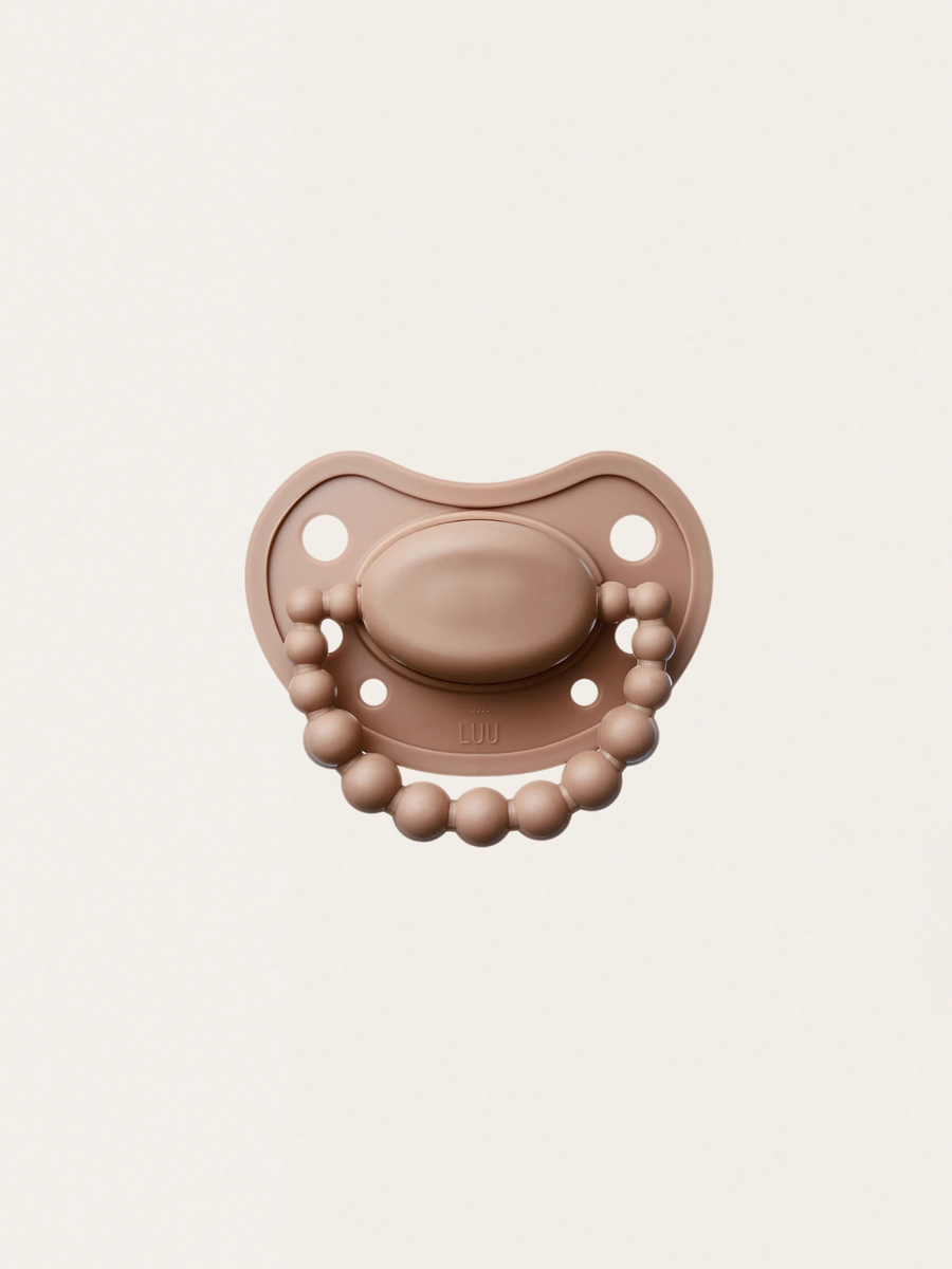 Smoczek pozycjonujący Luu Kids Milk Hazelnut