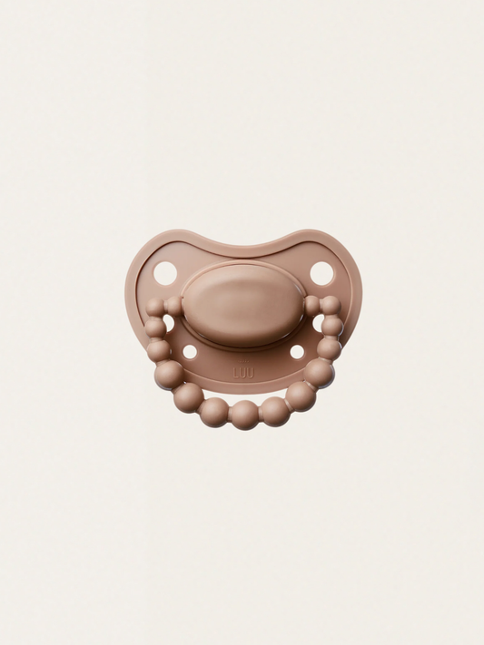 Smoczek pozycjonujący Luu Kids Milk Hazelnut