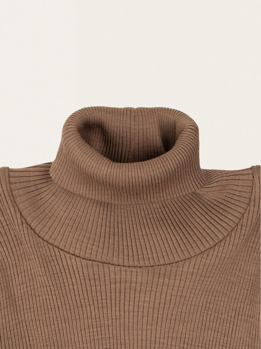 Walnussfarbener, gerippter Rollkragenpullover aus Merinowolle
