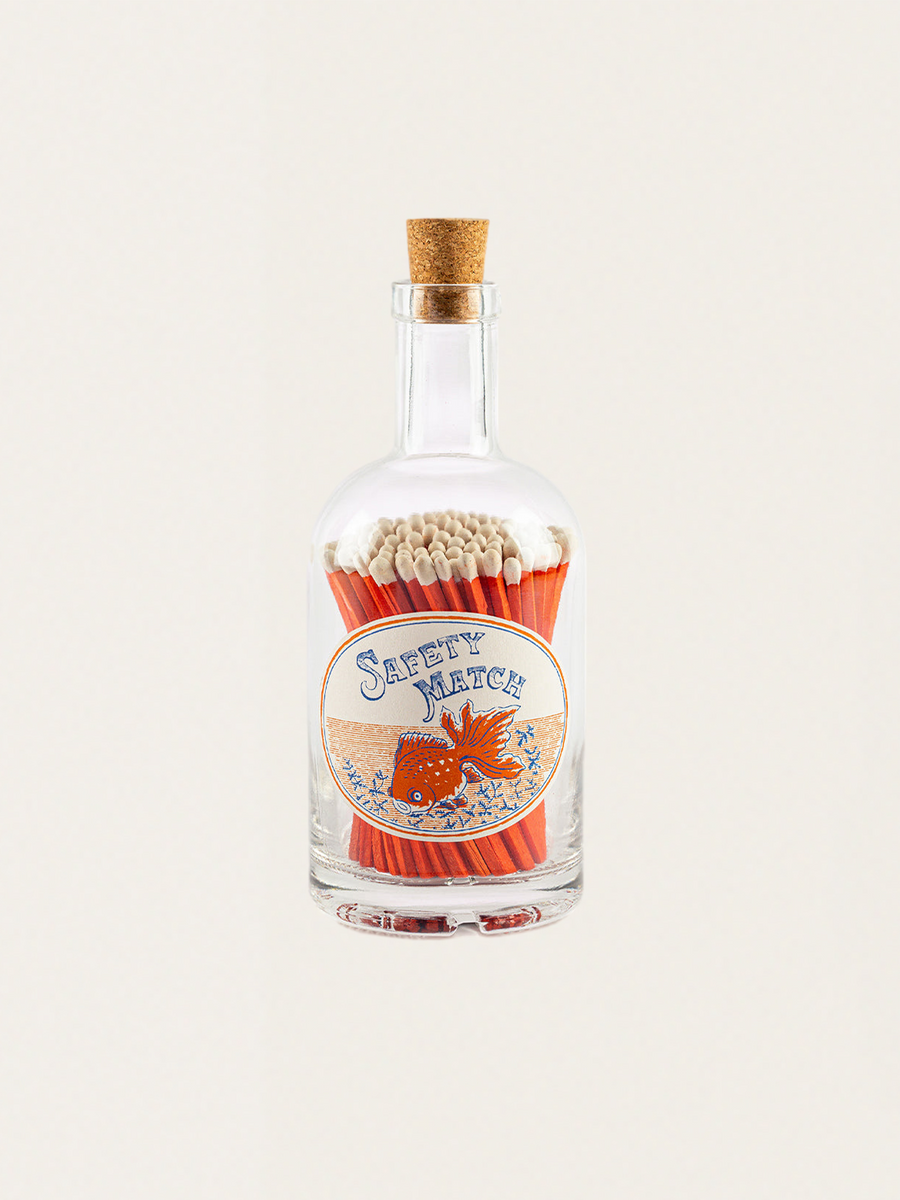 Streichhölzer in einer alten Glasflasche. Der Goldfisch.