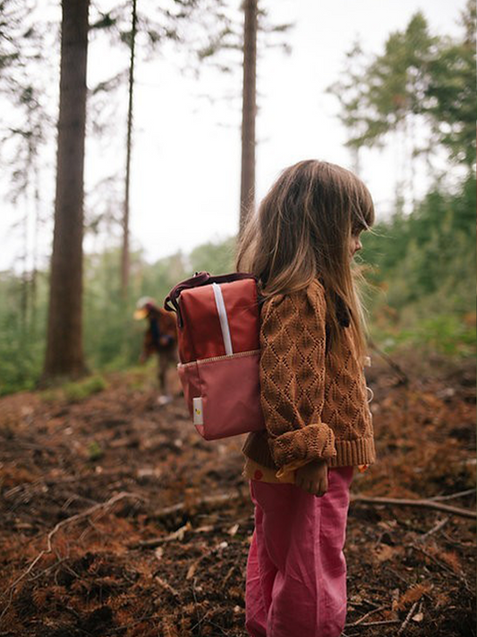 Ein kleiner Kinderrucksack erwartet mich auf den Wiesen.