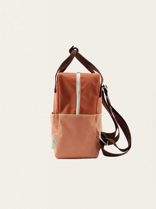 Ein kleiner Kinderrucksack erwartet mich auf den Wiesen.