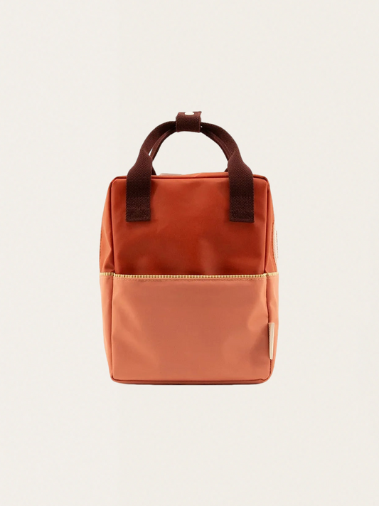 Ein kleiner Kinderrucksack erwartet mich auf den Wiesen.