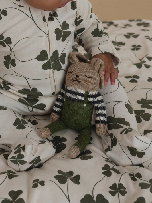 Ręcznie robiona przytulanka z wełny alpaki Bunny Olive Overalls