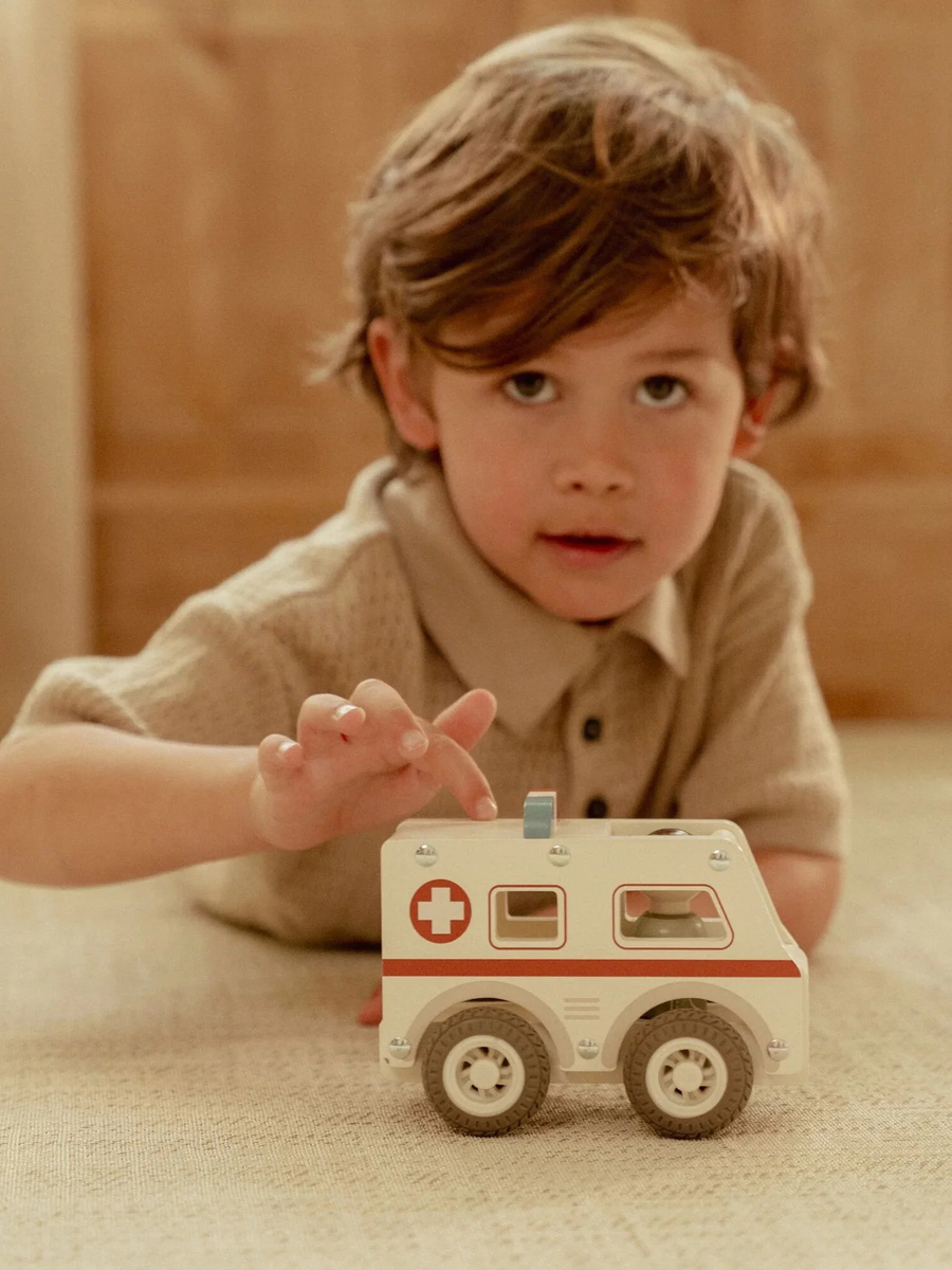 Drewniane autko z ludzikiem - Ambulans