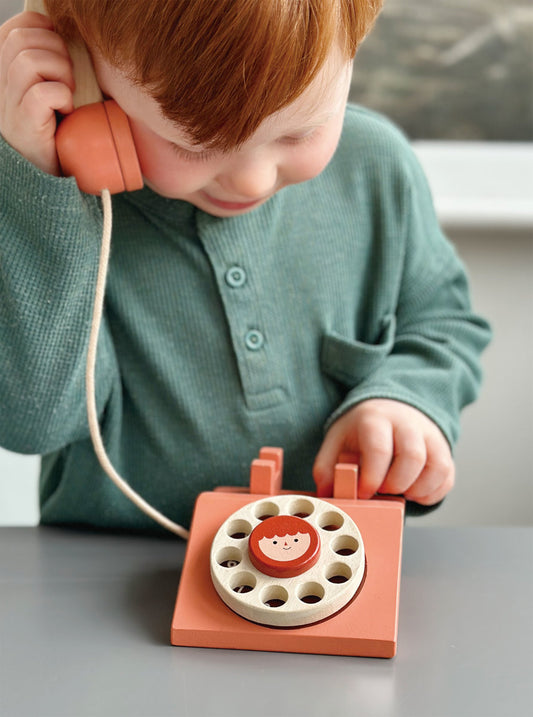 Drewniany telefon stacjonarny