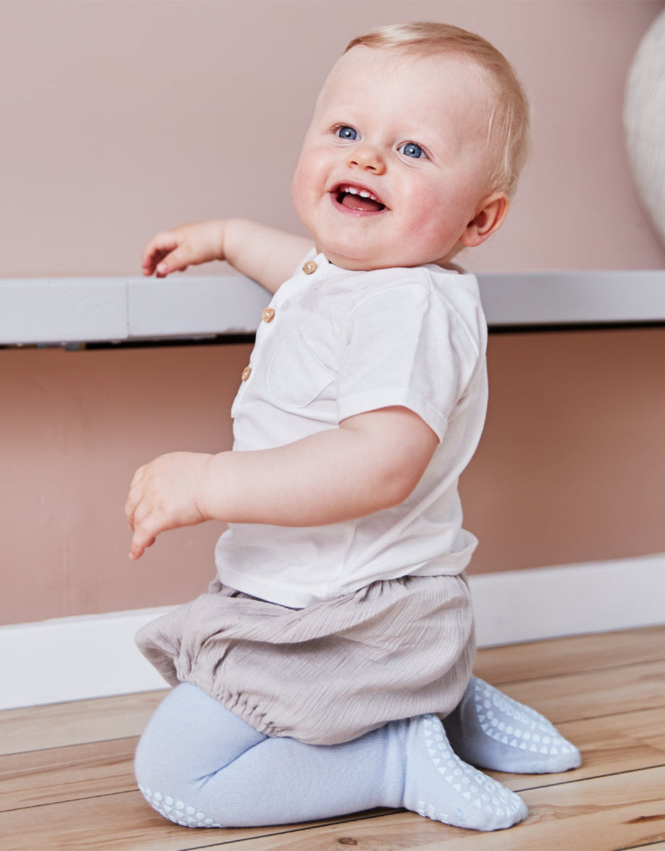 Anti-slip tights for learning to crawl and walk