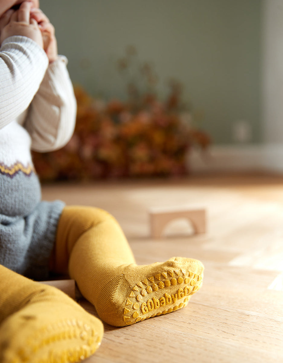 Anti-slip tights for learning to crawl and walk
