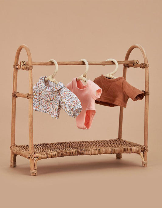 Kleiderbügel aus Rattan für Puppenkleidung