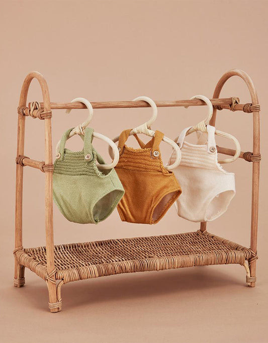 Kleiderbügel aus Rattan für Puppenkleidung