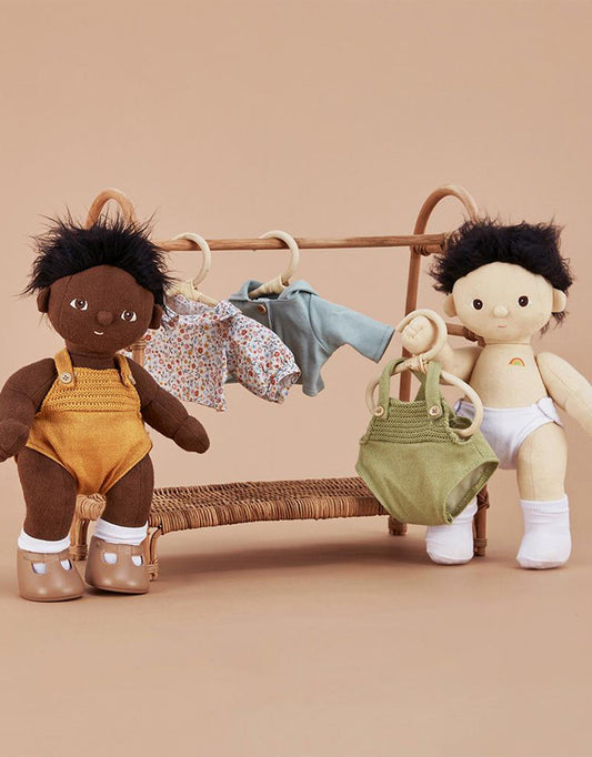 Kleiderbügel aus Rattan für Puppenkleidung